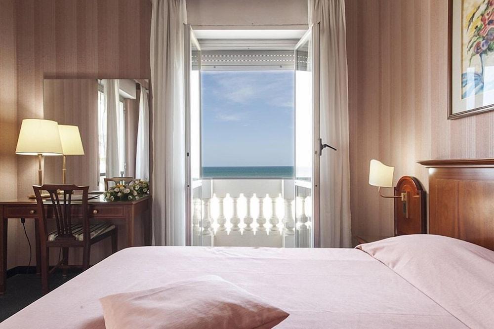 Hotel Esplanade Пескара Экстерьер фото